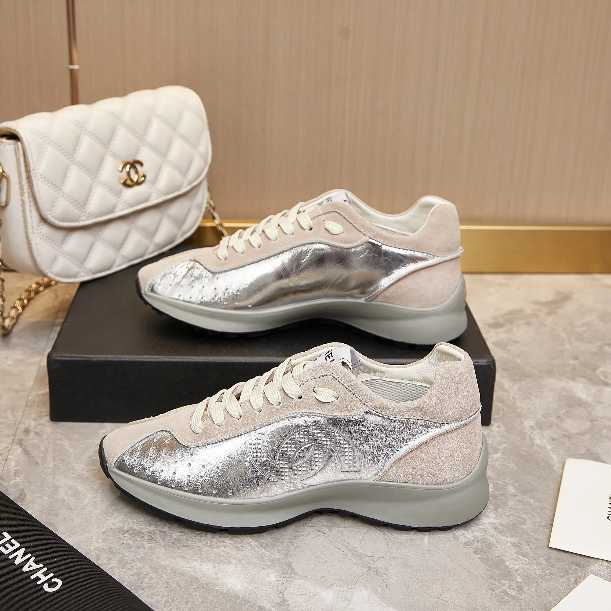 👟👟Ex-factory price 560👟👟 Chanel Grandma 2024 counter top casual sports shoes This classic design; the upper is electro-embroidered with a variety of techniques; the outsole is fashionable and sporty; it is unusual to incorporate a variety of color matching elements... The diversified mix and match is very good-looking and versatile, casual, fashionable, sports and outdoor can be taken into account... ꫛꫀꪝ Go➫ Material: ❶Upper is made of: Original imported high silk cow suede + small fragrance fabric ❷Inner lining: original imported breathable sheepskin lining ❸Outsole based on: original TPU combination outsole Special counter boutique packaging complete set for women 35–41